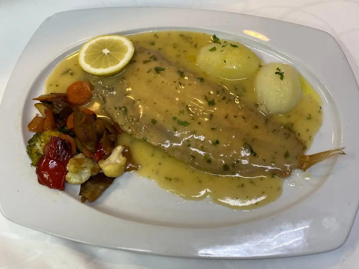 plato de pescado con salsa