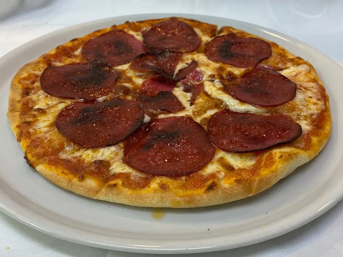 una pizza con salami